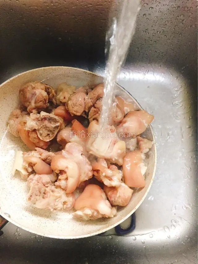 拿到水槽里用清水冲洗干净，汤汁都倒掉