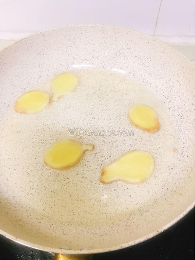 热锅倒油烧热爆香葱片