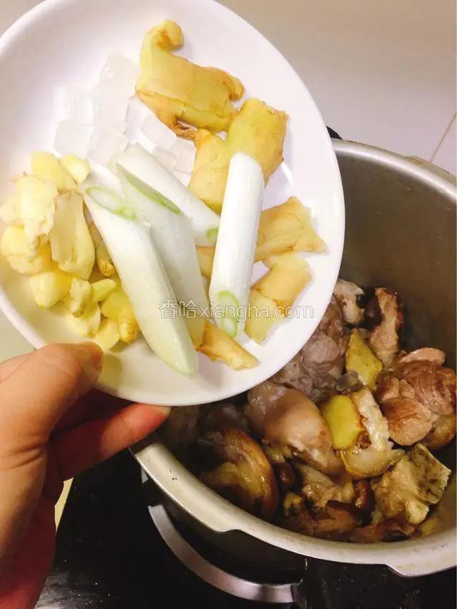 倒到高压锅里，加冰糖，葱段，生姜片，大蒜