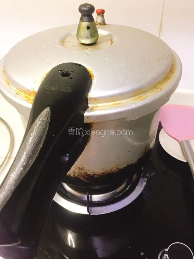 盖盖焖煮至报警，改小火炖半小时，再关火焖半小时