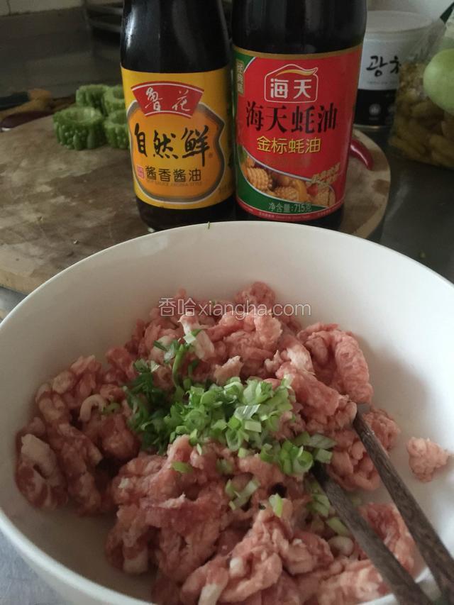 剁好猪肉馅加入葱末