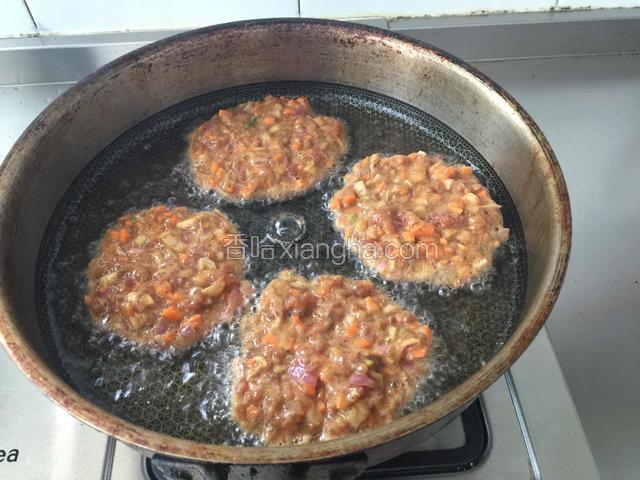 肉馅摊成饼状两面煎透