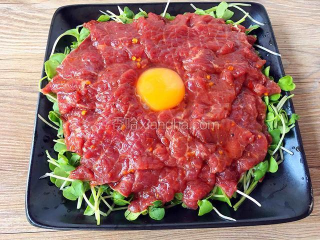 牛肉一片一片的铺上、再倒上剩下的蛋黄（刷火锅时，蛋黄可以烫着吃）