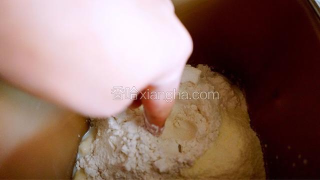 中间留一小坑加入酵母粉
