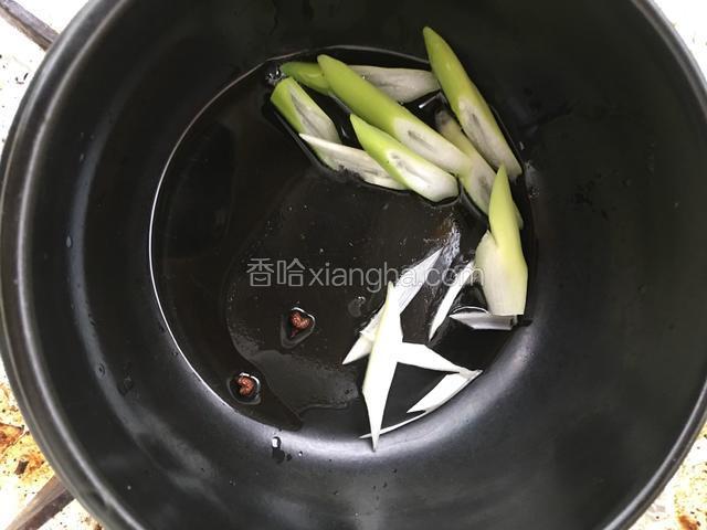 汤锅少放一点油，爆香葱花