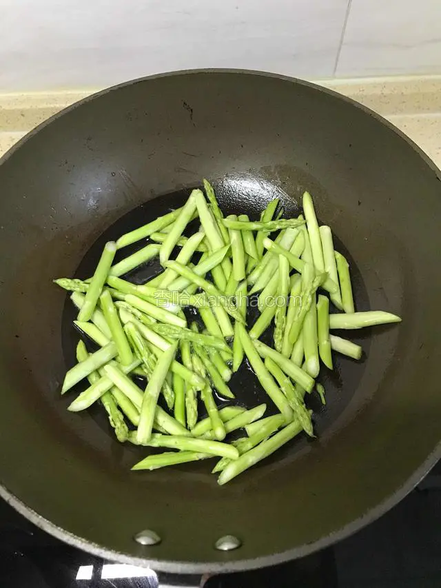 加入芦笋翻炒十秒 