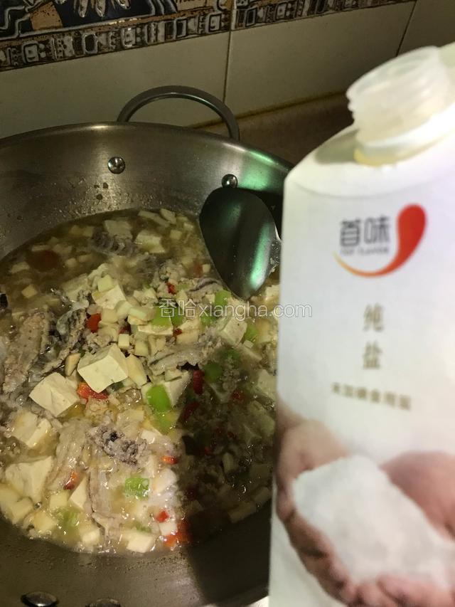 调入适量的盐，用铲背划匀后煮5、6分钟。