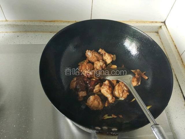 加入黄豆酱接着炒