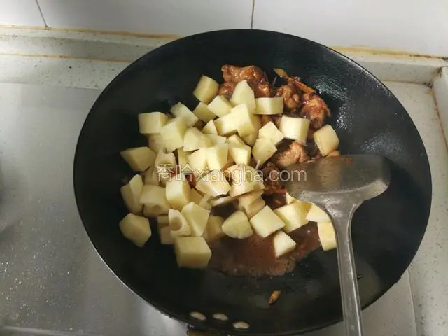 放入切好的土豆和藕块接着翻炒