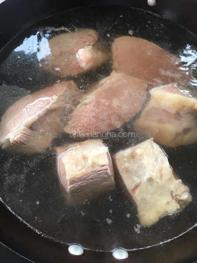 牛肉洗净切大小相同的块状，再浸泡一小时左右