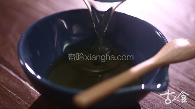 中筋面粉、奶粉过筛备用；转化糖浆、碱水和花生油倒入碗中搅拌均匀