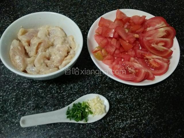 龙利鱼解冻后洗净，斜刀切成小片。鱼片中加半勺白糖，一勺生抽，一勺料酒，一勺食盐，适量的淀粉，搅拌均匀，腌渍10-15分钟左右，以便鱼片能够入味。香葱切葱花，大蒜切蒜末。番茄洗净，去除根蒂，其中一个切碎，另一个切薄片。