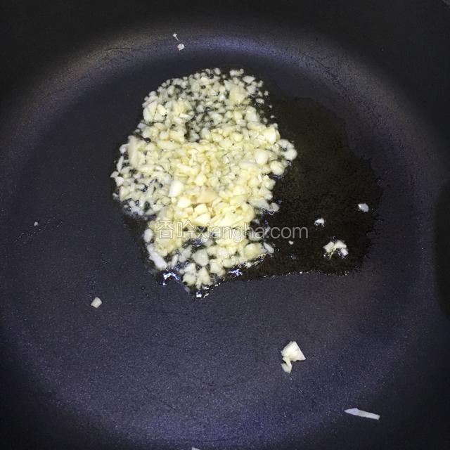 另起一锅加油烧热爆香蒜末