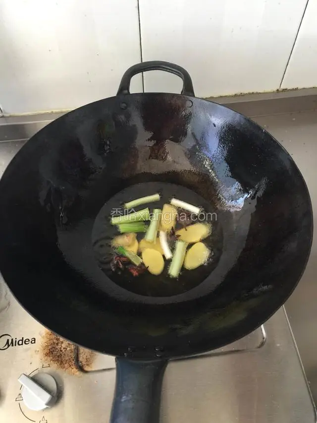 底油要多一些，放入葱姜八角炝锅