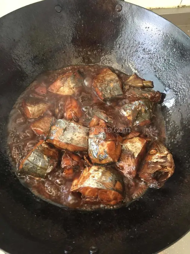 放入鲅鱼，两面煎至金黄，八成熟的时候烹入味极鲜酱油和少许盐，盖盖焖10分钟。