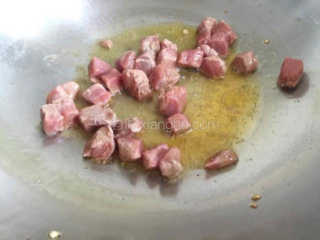 牛肉丁放入锅中炒熟。