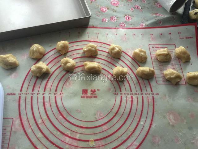 馅冻好以后，把饼皮平均分成 15份，每份20g