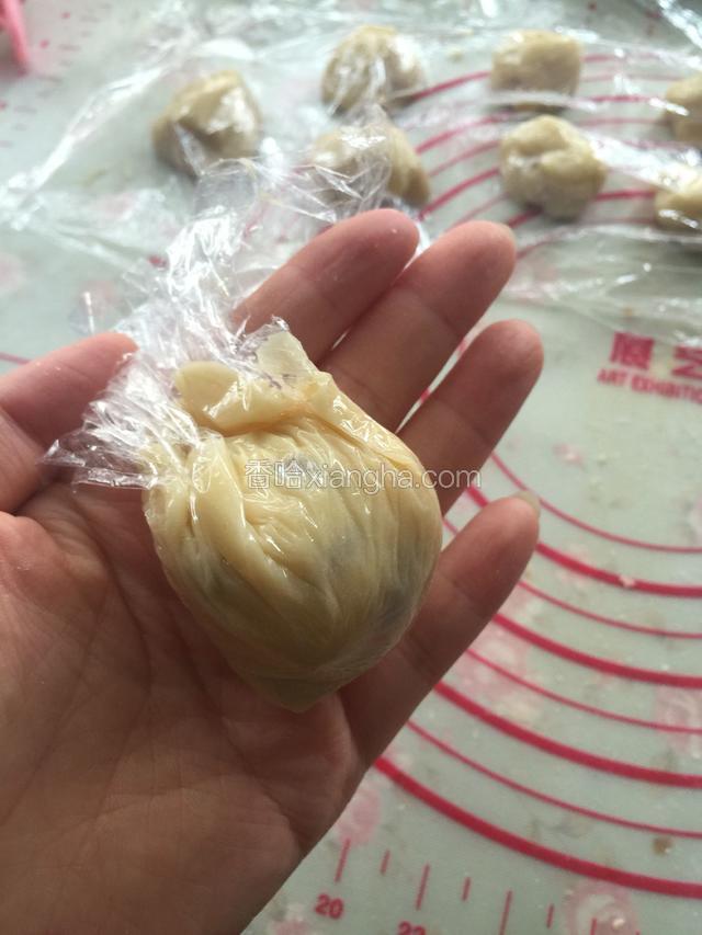 收起保鲜膜，如图