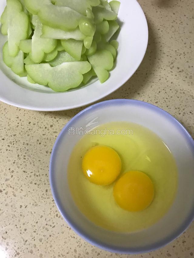 鸡蛋打到碗里 备用