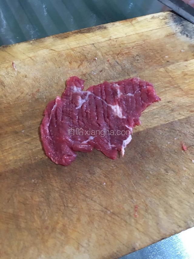 牛肉切大概3毫米的片用刀背敲打牛肉