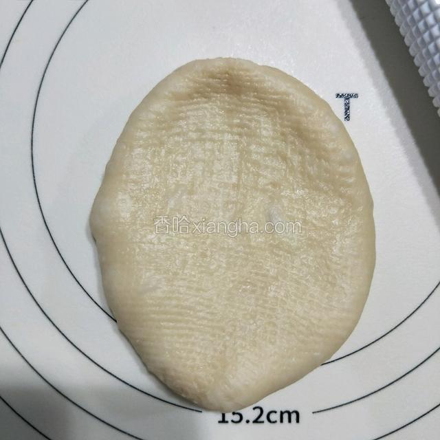 松弛以后每一个按顺序稍微用手按一下，排除内部的大气泡，一定要轻轻的，不要使劲往下按。