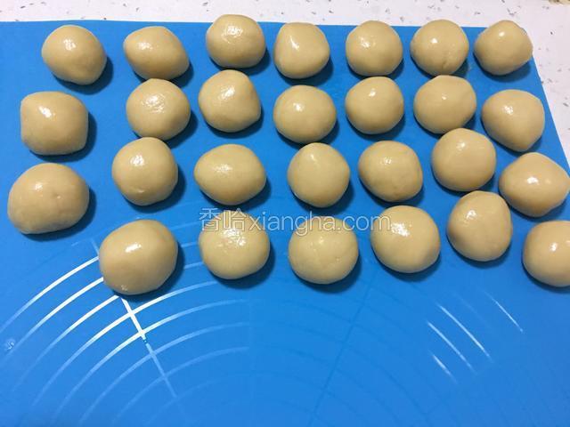 把冷藏好的面团分成30克一个搓圆。