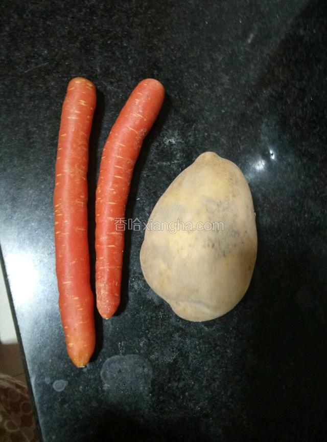 土豆胡萝卜备好，土豆去皮，我去皮的土豆忘记拍了，所以重新拿的一个没去皮的拍照的