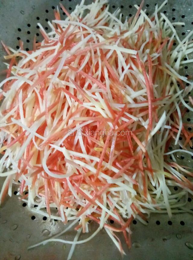 把土豆胡萝卜用水泡两次，把淀粉泡掉，再用漏丝盆控干水分