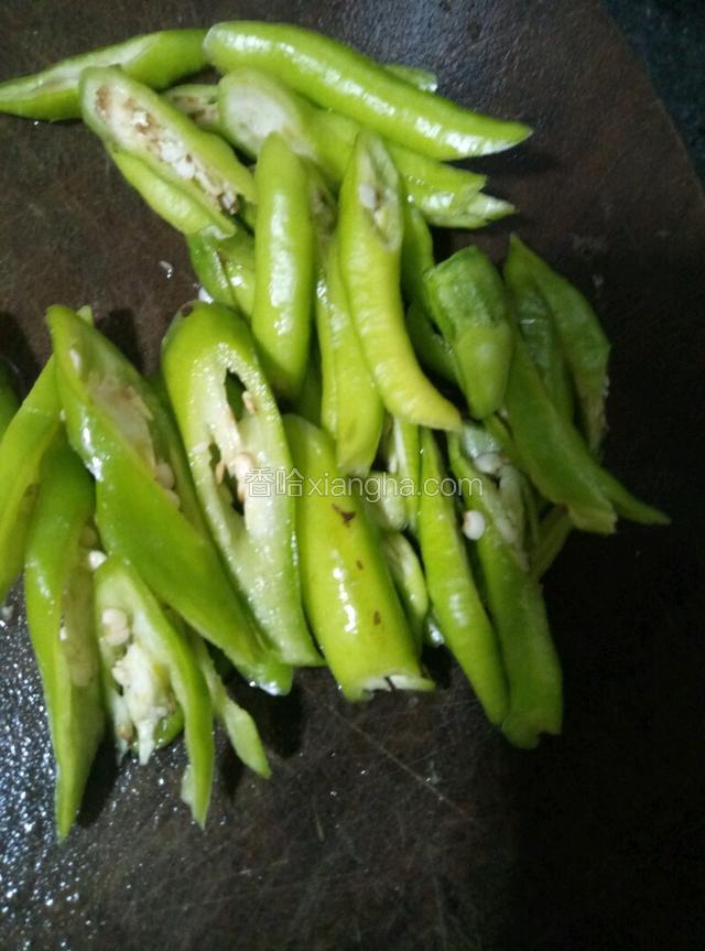 美人椒切丝备用