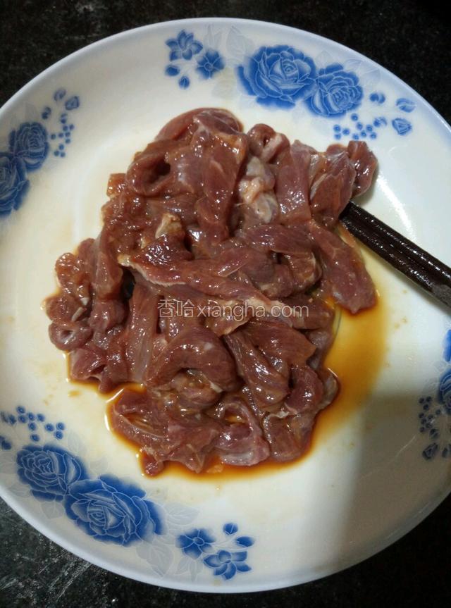 瘦肉切丝用料酒和芡粉味极鲜抓均备用