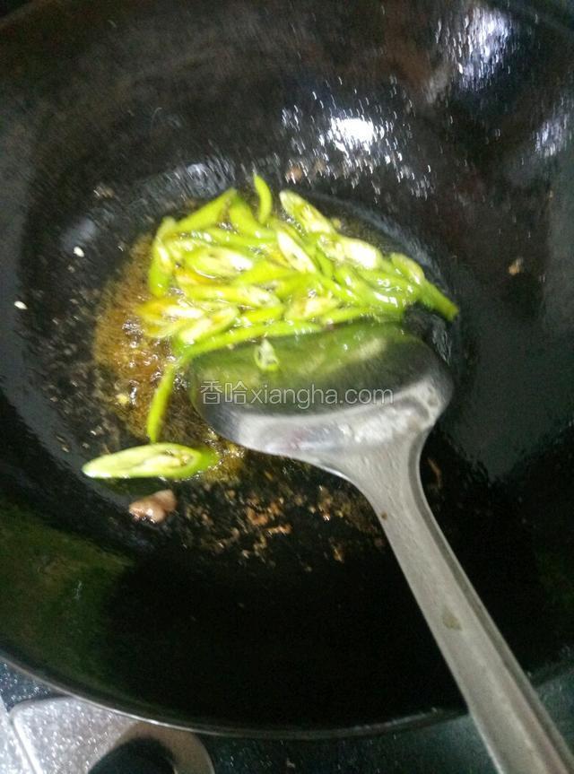 锅里剩下的油爆香美人椒大蒜