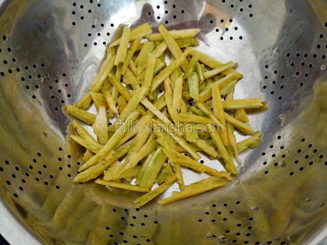 ﻿装进有孔的小盆，放蒸锅蒸
