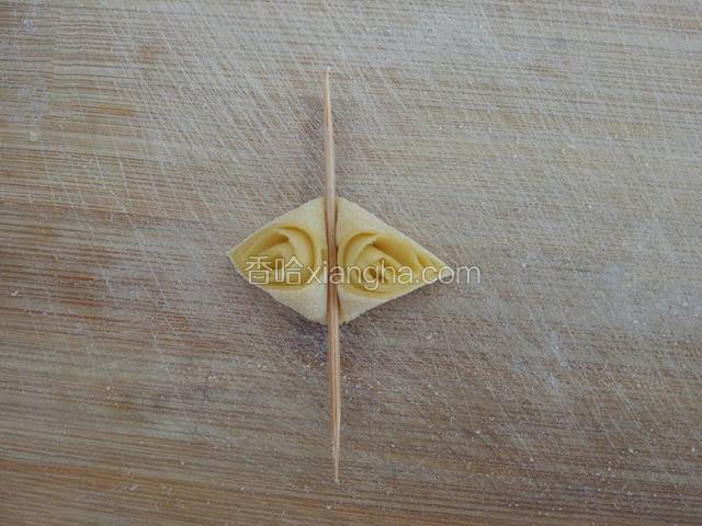 ﻿用牙签从尖角处压下去﻿﻿﻿﻿