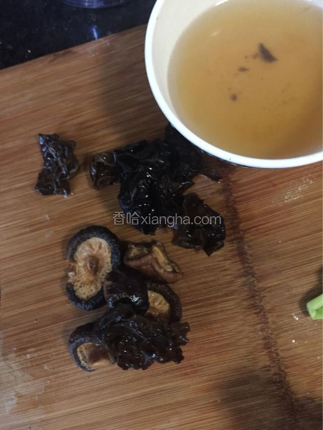 温水泡发好的香菇，木耳去蒂部，洗净，