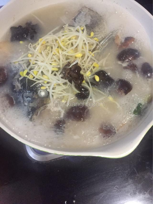 煮五分钟之后加入豆芽菜继续煮，加入盐两勺，