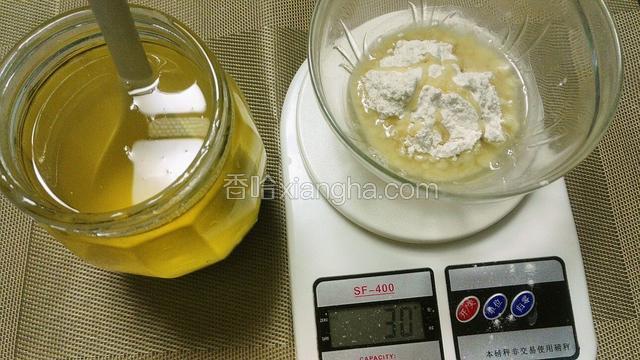 面粉盐猪油，加入温水拌匀。（水不要一次加入，根据面粉吸水性慢慢酌情添加）