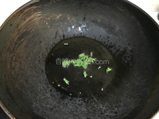 葱花爆香，放入肉丝