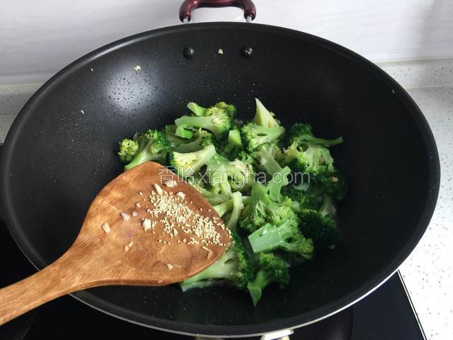 调入盐，鸡精，水淀粉勾芡。