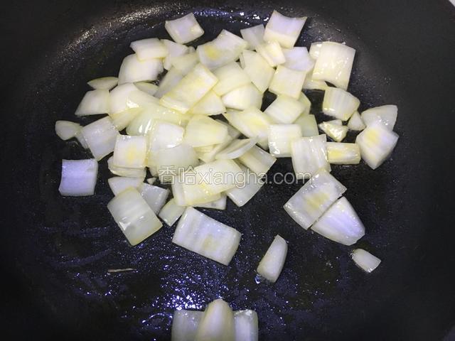 锅加底油炒香圆葱