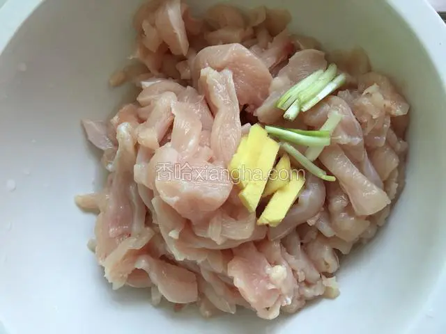 鸡肉顺丝切片，生姜葱花切段