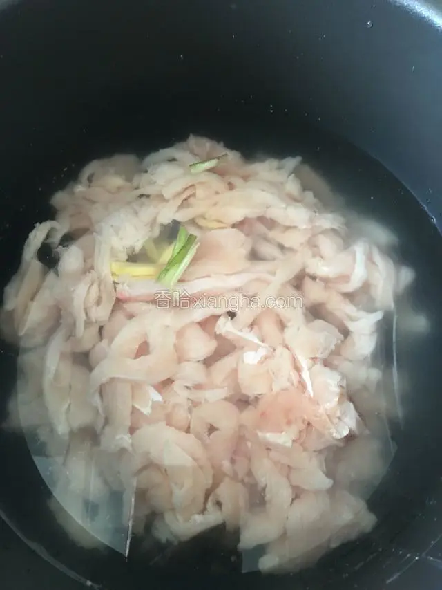 放入高压锅，水过鸡肉就行
