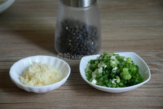 准备好蒜蓉、葱花和黑胡椒