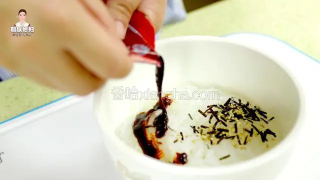 把二袋火鸡面调料倒入汤粉（或是粉丝）内