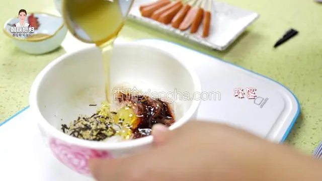倒入适量的蜂蜜
