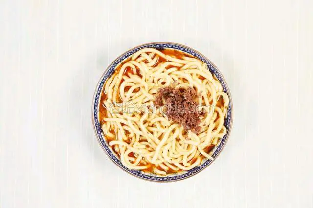 放入适量牛肉末