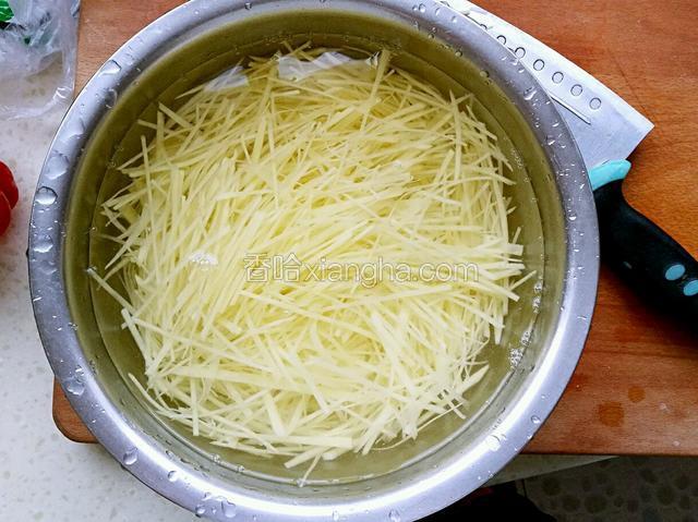 土豆丝放入清水，反复淘洗至水清，浸泡10分钟