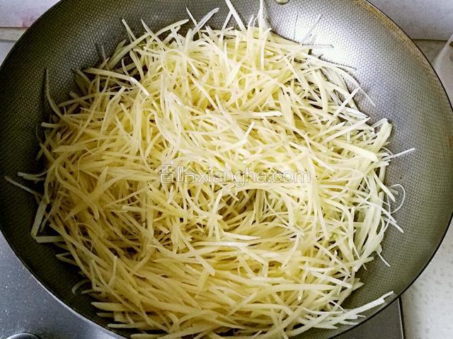 倒入土豆丝翻炒均匀