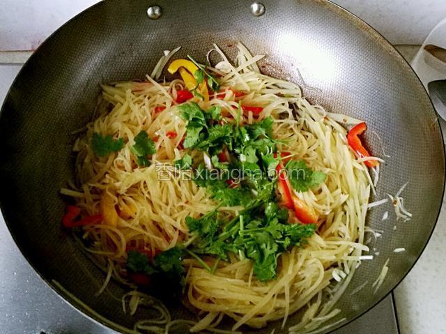 炒至彩椒断生，关火，放入香菜拌匀即可