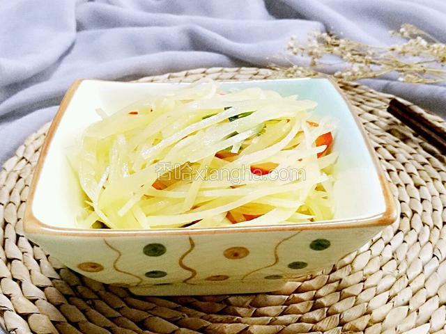 一道美味的醋溜土豆丝就做好了！
