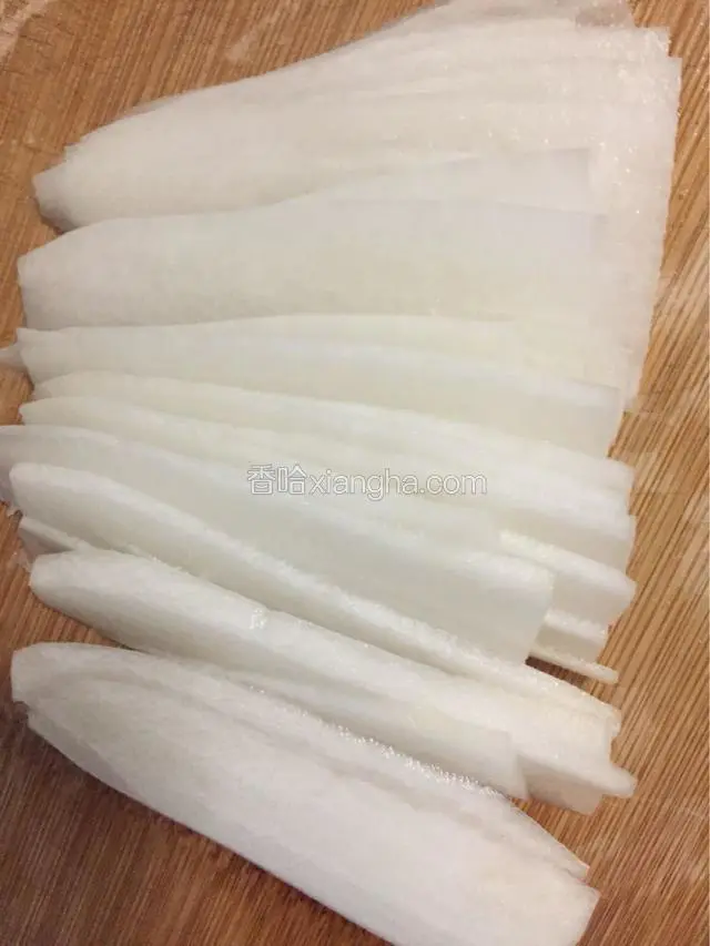 半个白萝卜竖着切薄片，
